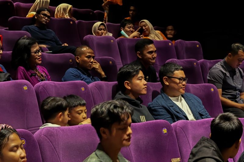 NONTON BARENG: Wapres RI Gibran Rakabuming Raka mengajak anak yatim piatu dari empat panti asuhan menyaksikan film animasi lokal Jumbo.