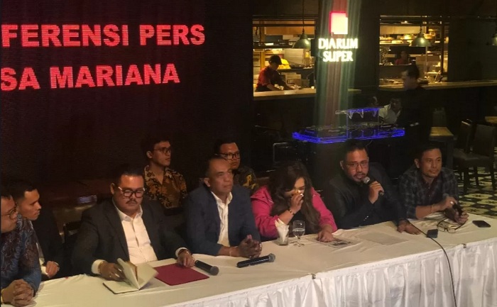 KONFERENSI PERS: Lisa Mariana menyampaikan keterangan kepada awak media ihwal hubungannya dengan Ridwan Kamil.