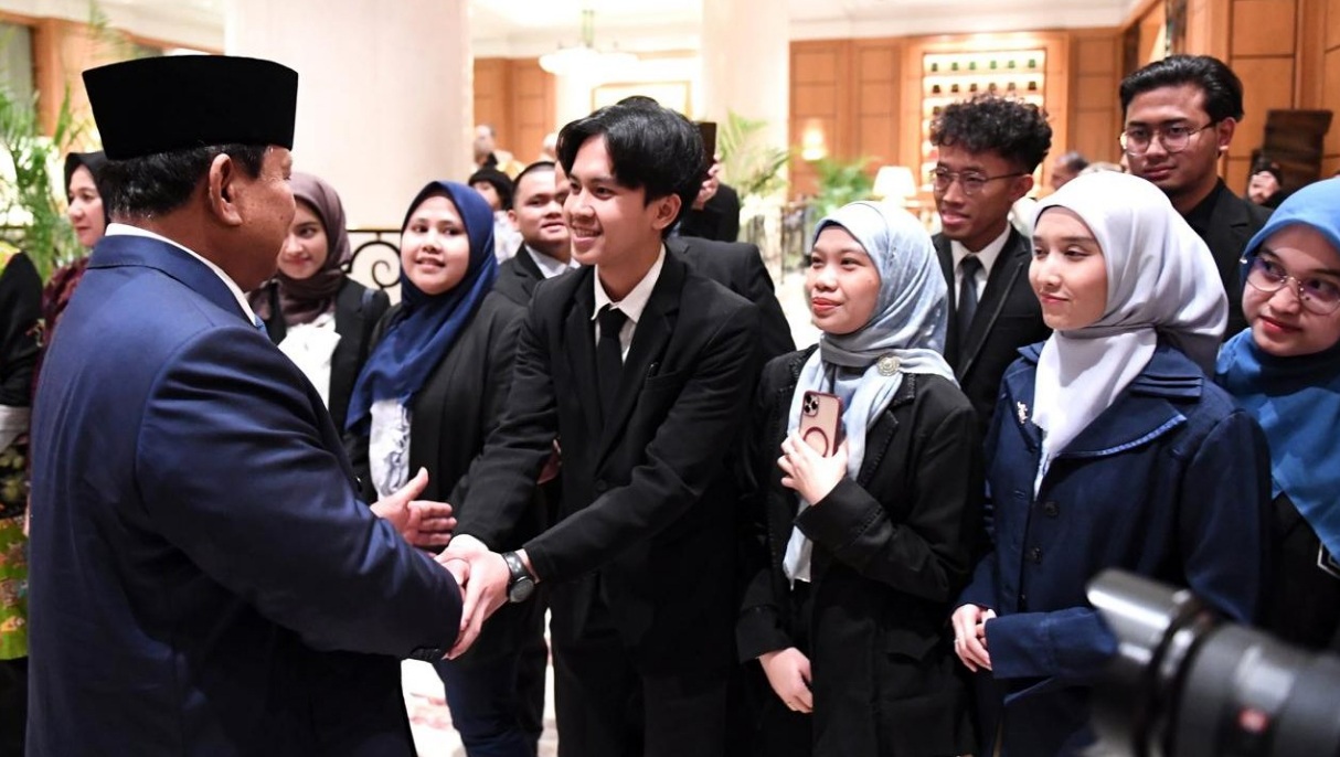 SAPA MAHASISWA: Presiden Prabowo Subianto disambut hangat dan penuh antusias oleh para mahasiswa indonesia saat kunjungan ke Kairo, Mesir, (11/4) Jumat Malam.