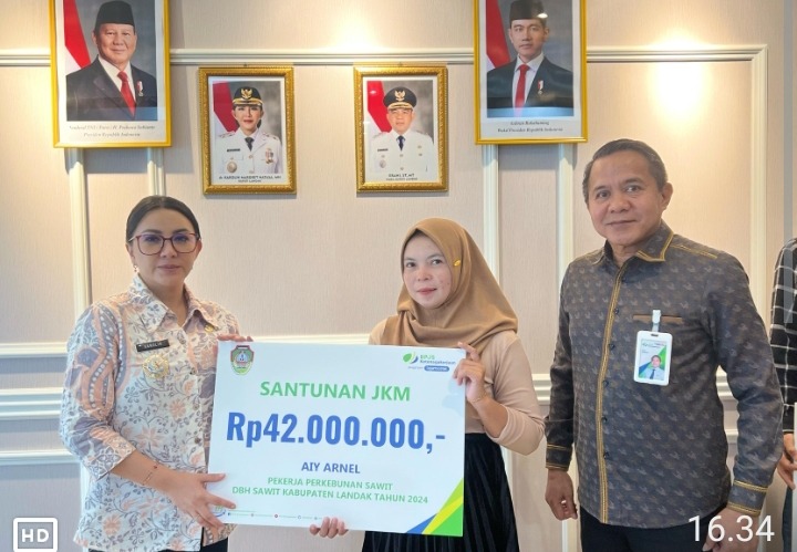 BANTUAN: Bupati Karolin Margret Natasa memberikan santunan kepada masyarakat Landak yang telah menjadi peserta BPJS Ketenagakerjaan