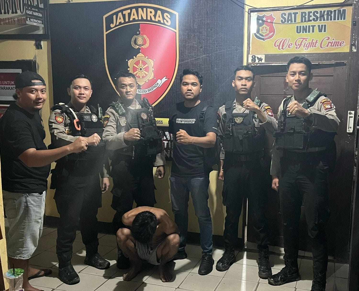 DIAMANKAN: Pelaku berhasil diamankan petugas di Mapolres Mempawah. (ISTIMEWA)