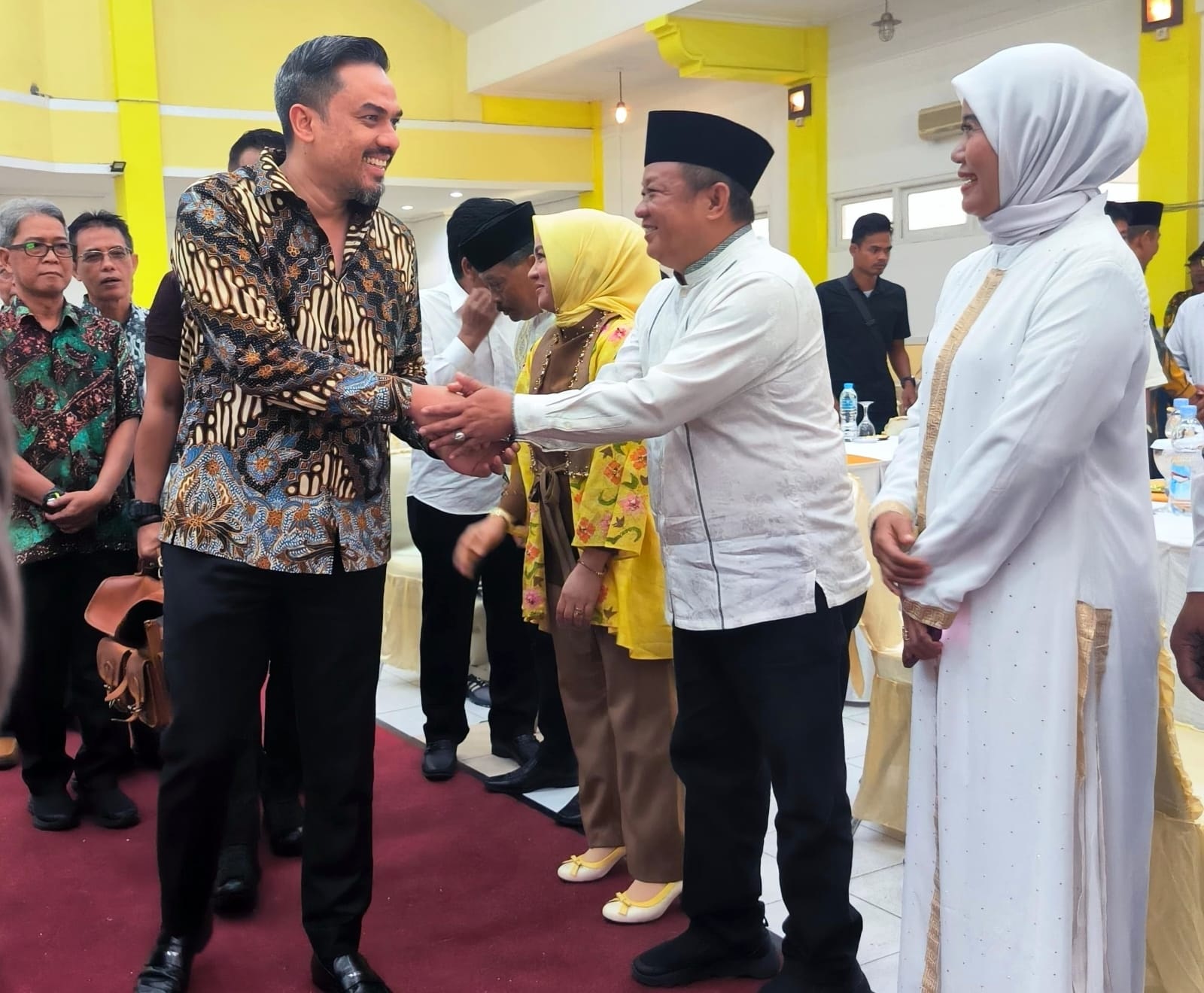 SILATURAHMI: Ketua DPRD Mempawah bersalaman dengan Ketua DPD Golkar Kalbar saat halal bihalal. (ISTIMEWA)