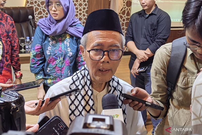 Ketua MUI Bidang Hubungan Luar Negeri dan Kerja Sama Internasional Sudarnoto Abdul Hakim di MUI, Jakarta, Senin (14/4/2025).