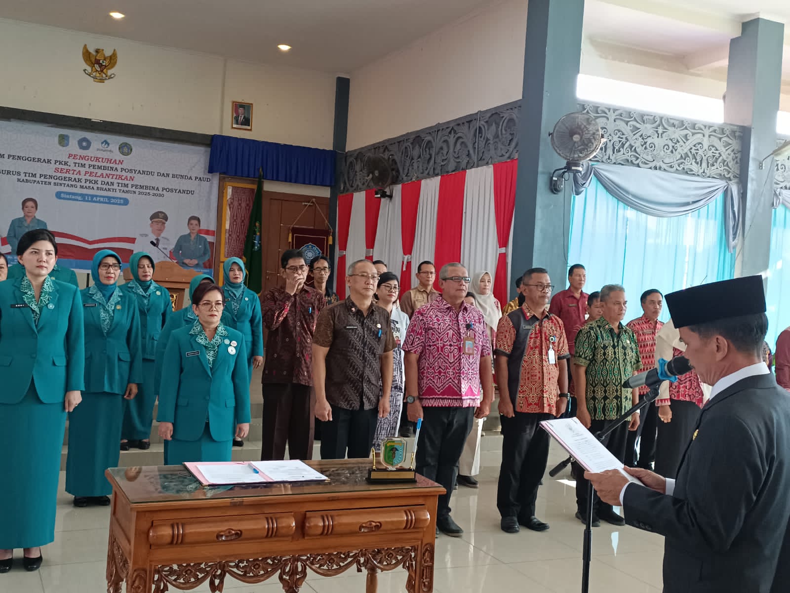 PENGUKUHAN: Suasana pengukuhan Ketua dan Pengurus Tim Penggerak PKK, Bunda PAUD, dan Tim Pembina Posyandu Kabupaten Sintang periode 2025&ndash;2030.