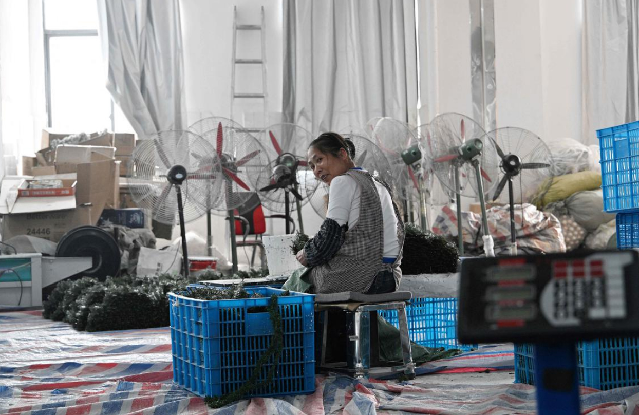 TETAP BEKERJA: Pekerja memproduksi barang untuk diekspor di Provinsi Zhejiang. Pengusaha Tiongkok tidak lagi bergantung pada pelanggan AS setelah kenaikan tarif impor.