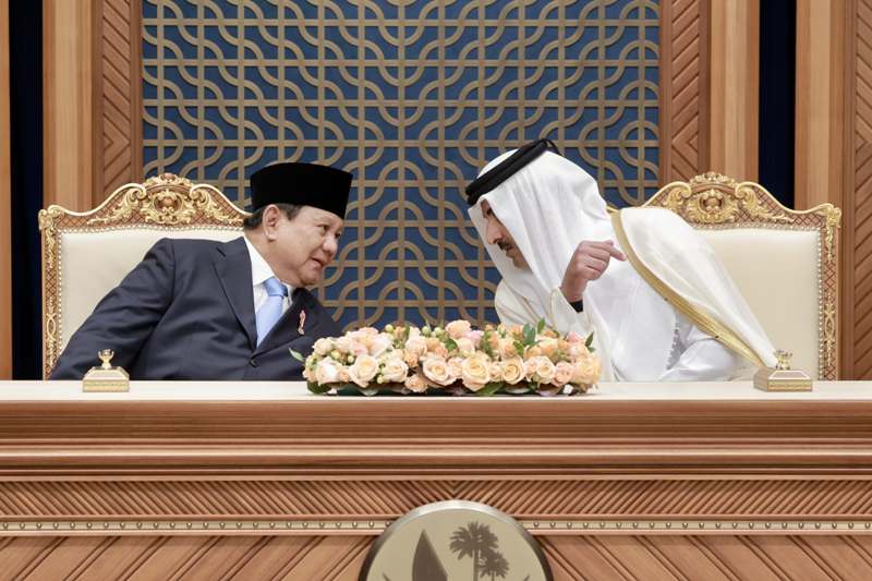 Presiden Indonesia Prabowo Subianto saat bertemu dengan Emir Qatar Sheikh Tamim bin Hamad Al-Thani di Istana Amiri Diwan, Minggu (13/4).