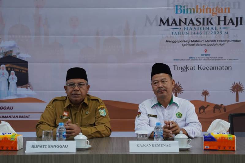 Pj Sekda Sanggau, Aswin Khatib didampingi Kepala Kantor Kemenag Sanggau, Anuar Akhmad saat pembukaan kegiatan manasik haji, Senin (14/4/2025) pagi.