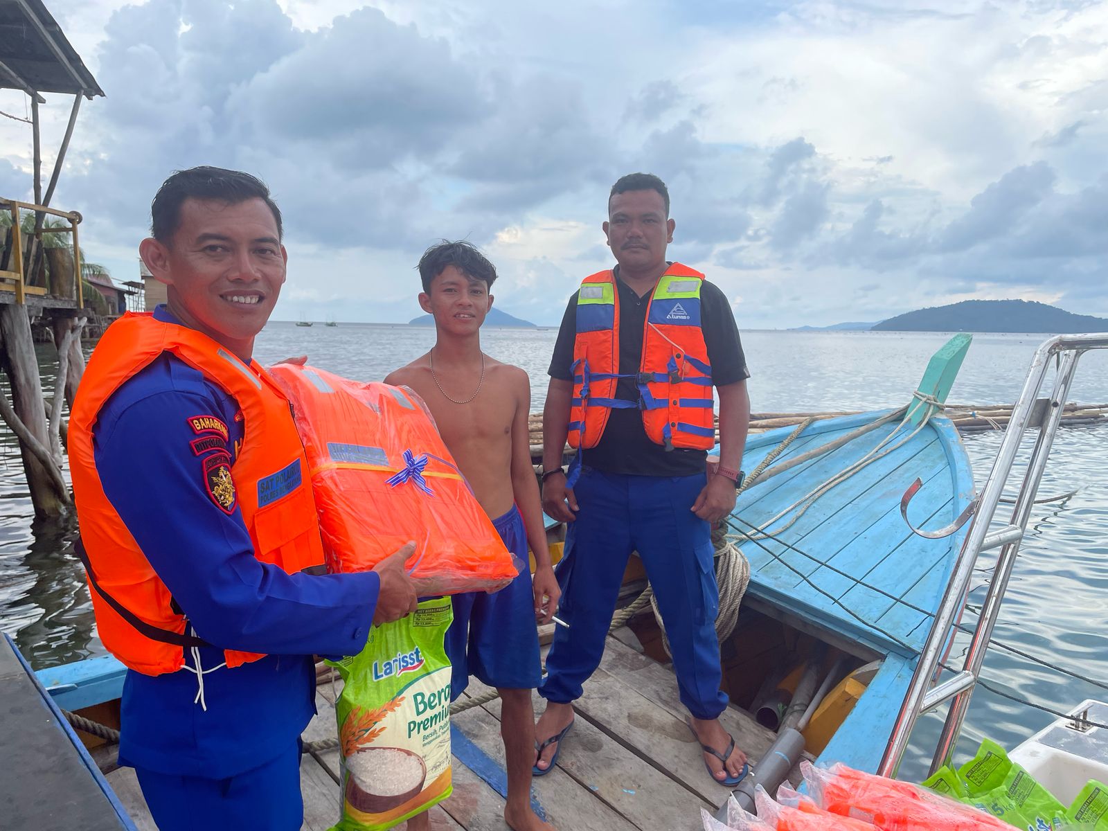 Polres Bengkayang menggelar aksi bakti sosial (baksos) di Teluk Surau, Pulau Lemukutan, Kecamatan Sungai Raya Kepulauan, Minggu (13/4).