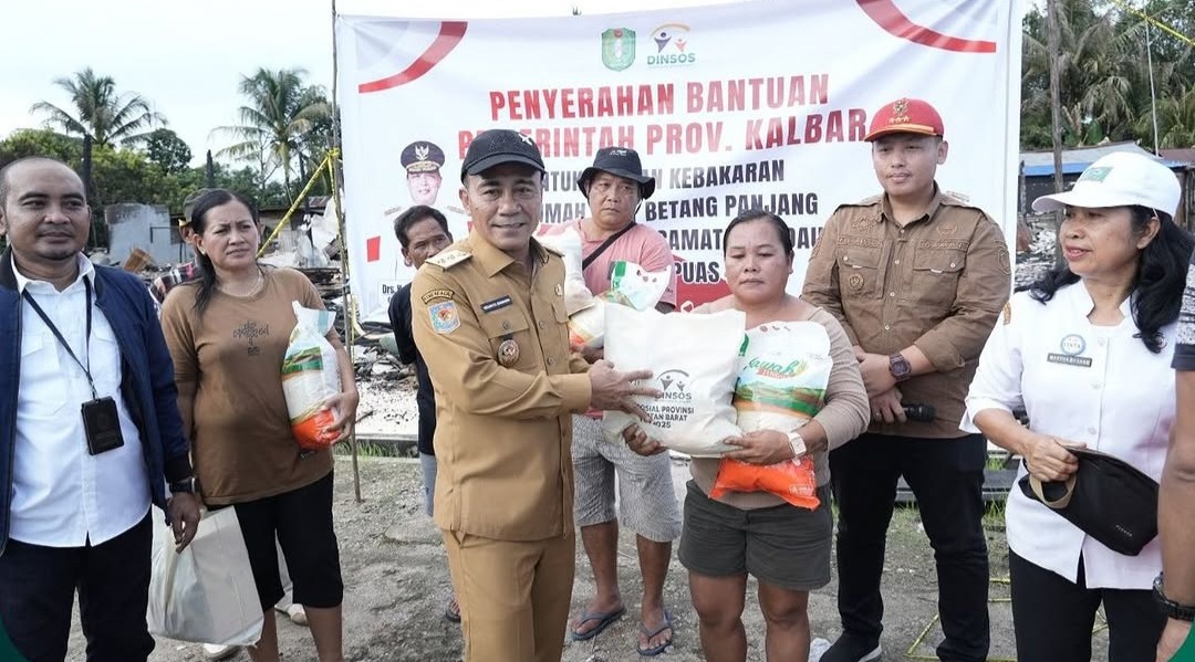 BANTUAN: Penyaluran bantuan dari Wagub Kalbar kepada korban kebakaran rumah Betang di Desa Kekurak, Kecamatan Badau.