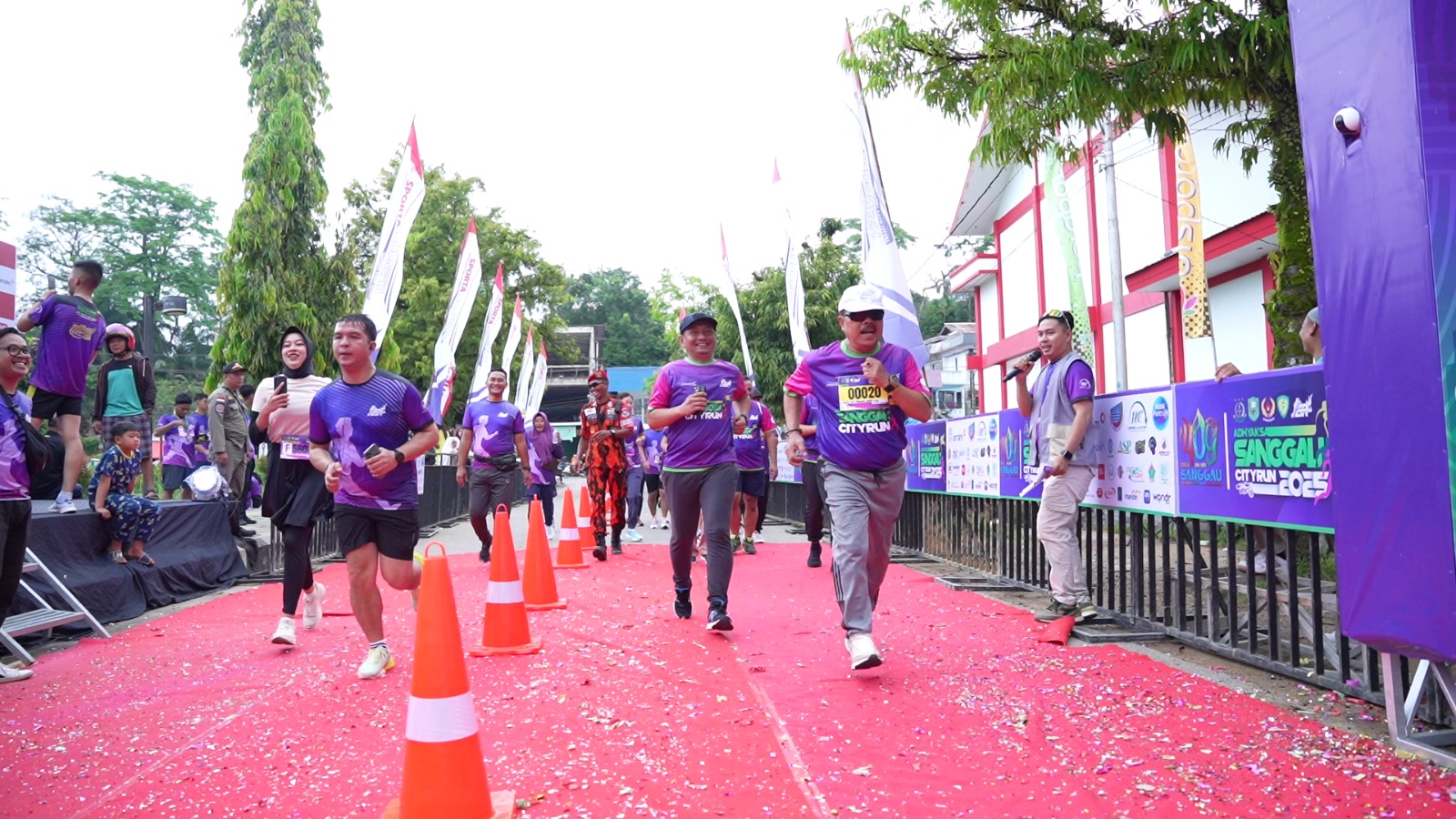 LARI: Bupati Sanggau Yohanes Ontot mengikuti Sanggau City Run 2025 diikuti oleh ribuan peserta yang hadir.