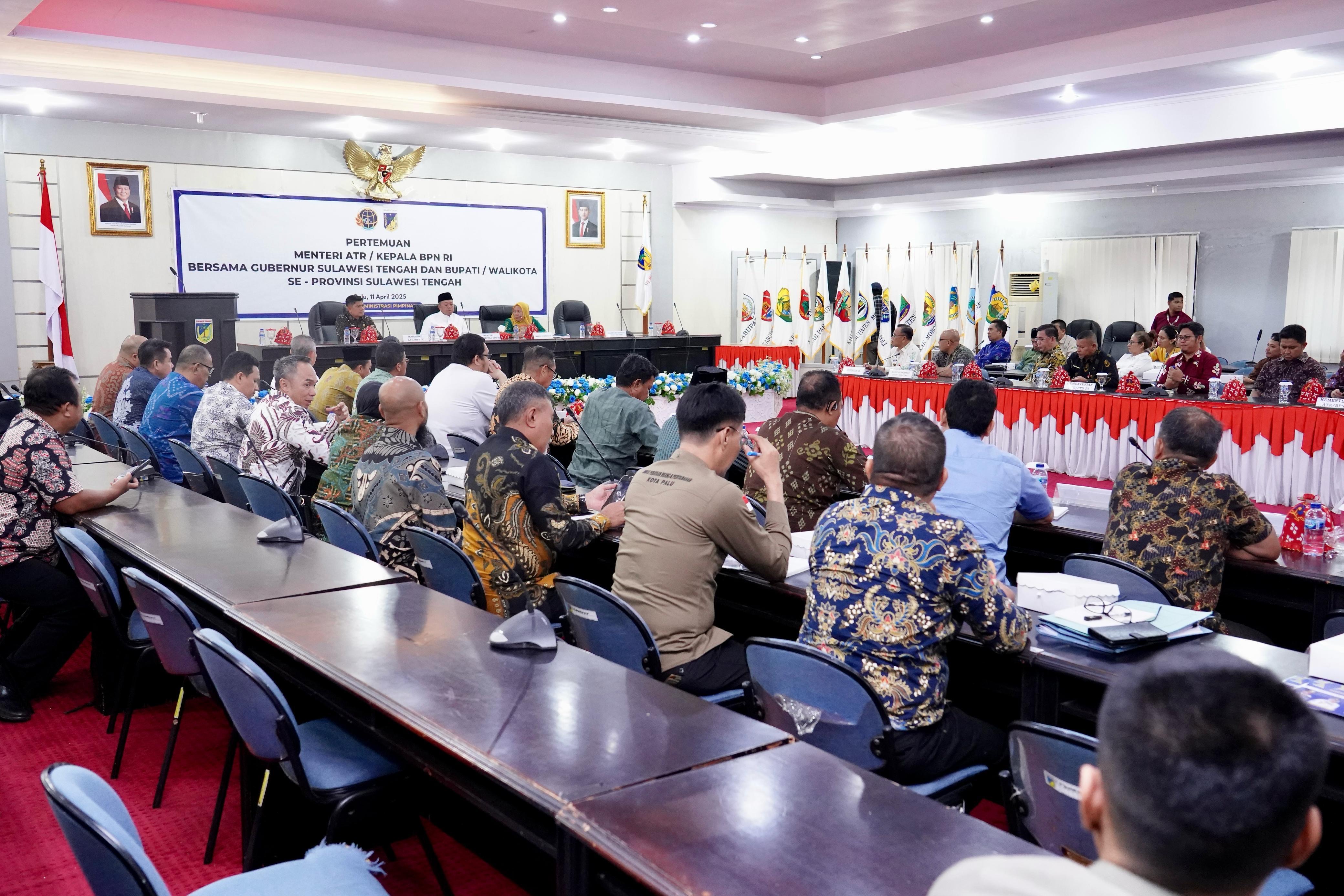 Nusron Wahid saat menyampaikan arahan kepada kepala daerah se-Provinsi Sulawesi Tengah di Kantor Gubernur Sulawesi Tengah, Jumat (11/04/2025).
