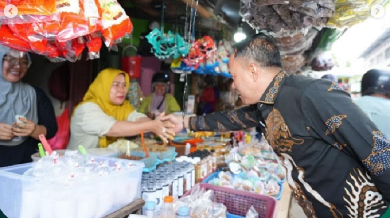SALAM: Wakil Gubernur Kalimantan Barat Krisantus Kurniawan menyalami pedagang di Pasar Dogom Permai saat meninjau pelaksanaan pasar muah.