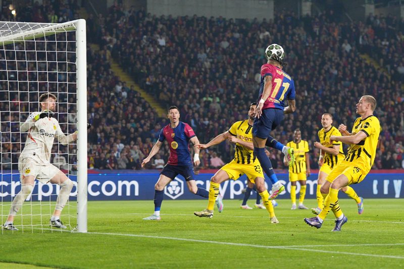 Pertandingan Dortmund melawan Barcelona di leg pertama Liga Champions pekan lalu.
