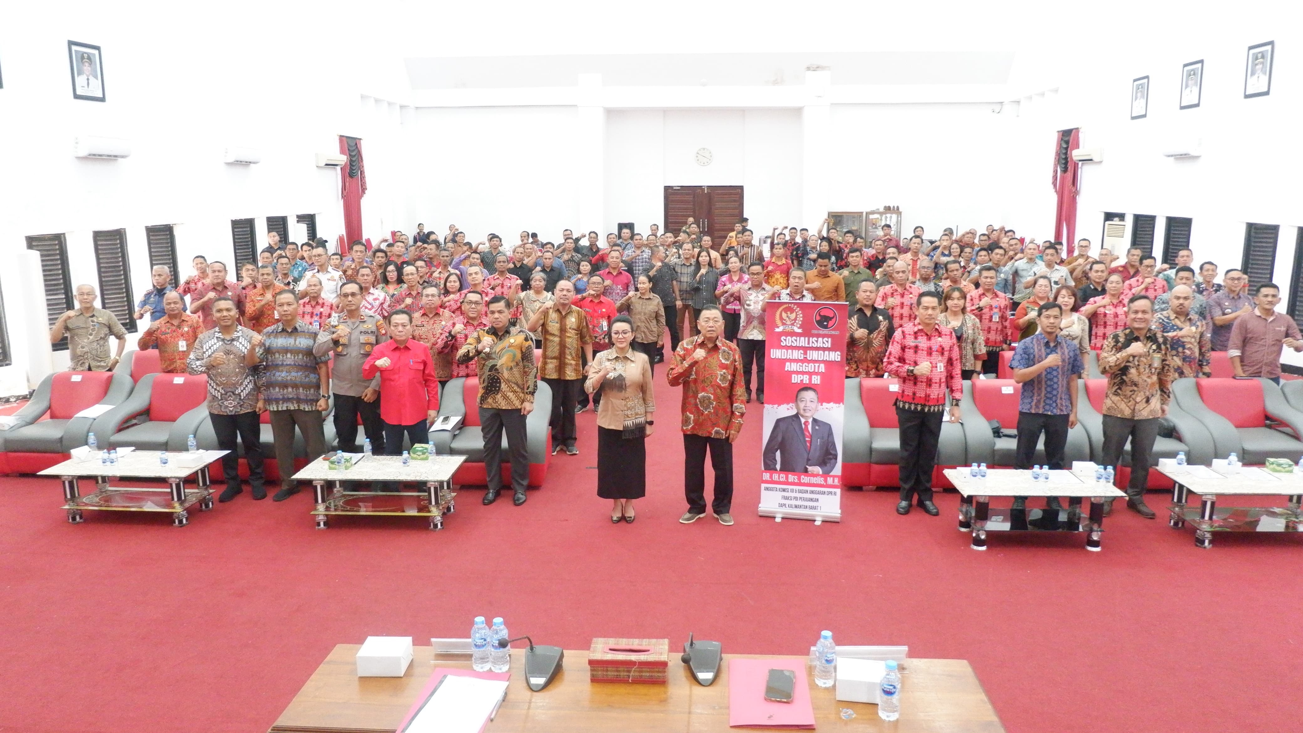 SOSIALISASI: Anggota Komisi XII DPR RI, Cornelis melakukan sosialisasi UU Nomor 34 Tahun 2004 dan Inpres Nomor 1 Tahun 2025 tentang Efisiensi Belanja Dalam Pelaksanaan APBN dan APBD Tahun Anggaran 202