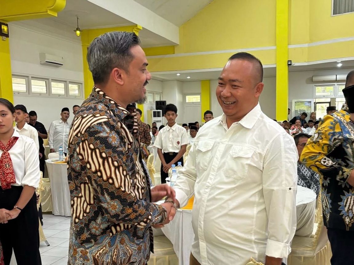 HALAL BIHALAL: Bupati Ketapang, Alexander Wilyo, bersama Menteri UMKM, Maman Abdurrahman pada acara halal bihalal, Minggu (13/4).