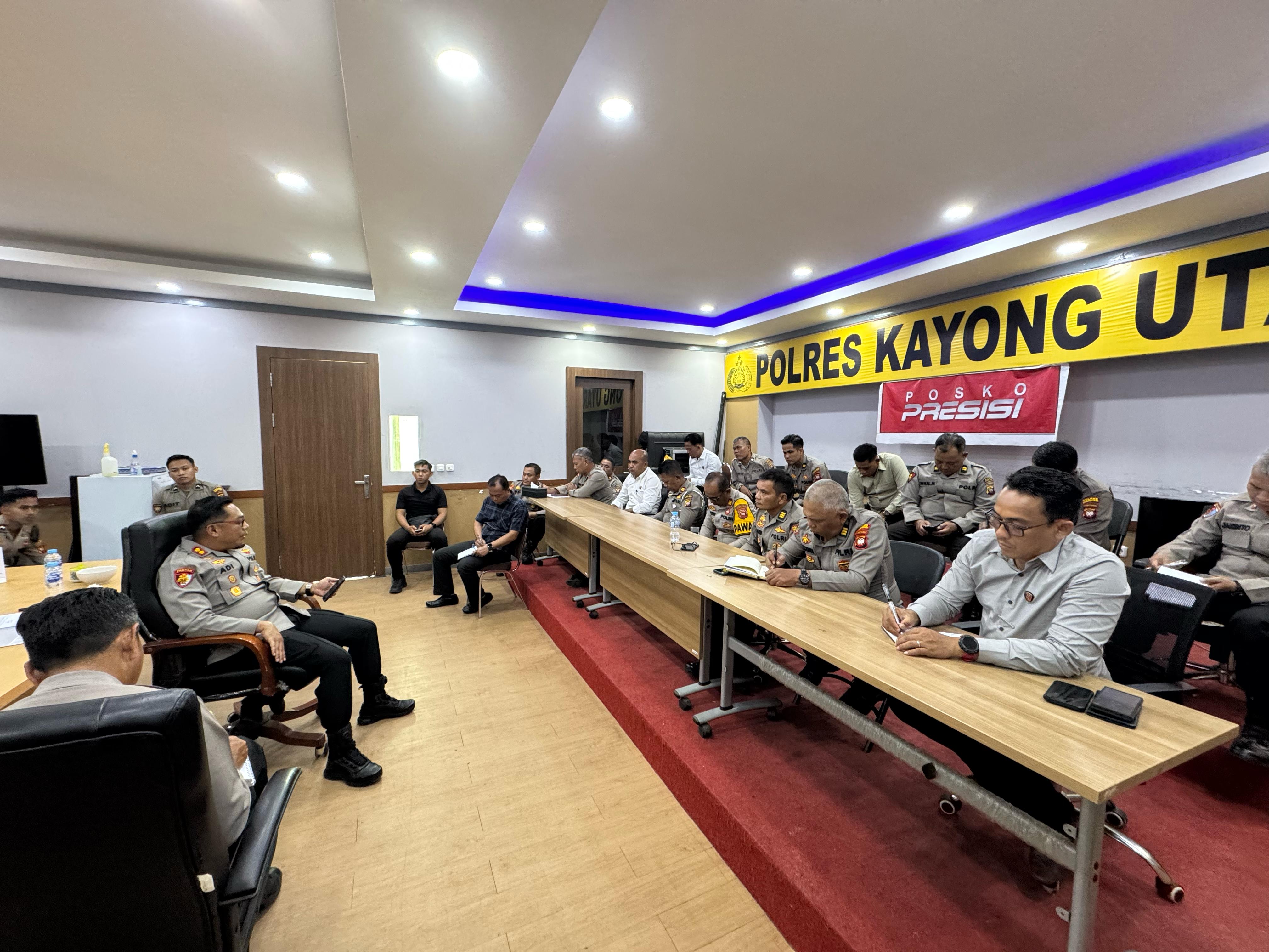 ARAHAN: Kapolres Kayong Utara, AKBP Adi Prabowo, S.H., S.I.K., M.H saat menyampaikan arahan kepada PJU di Mapolres Kayong Utara.