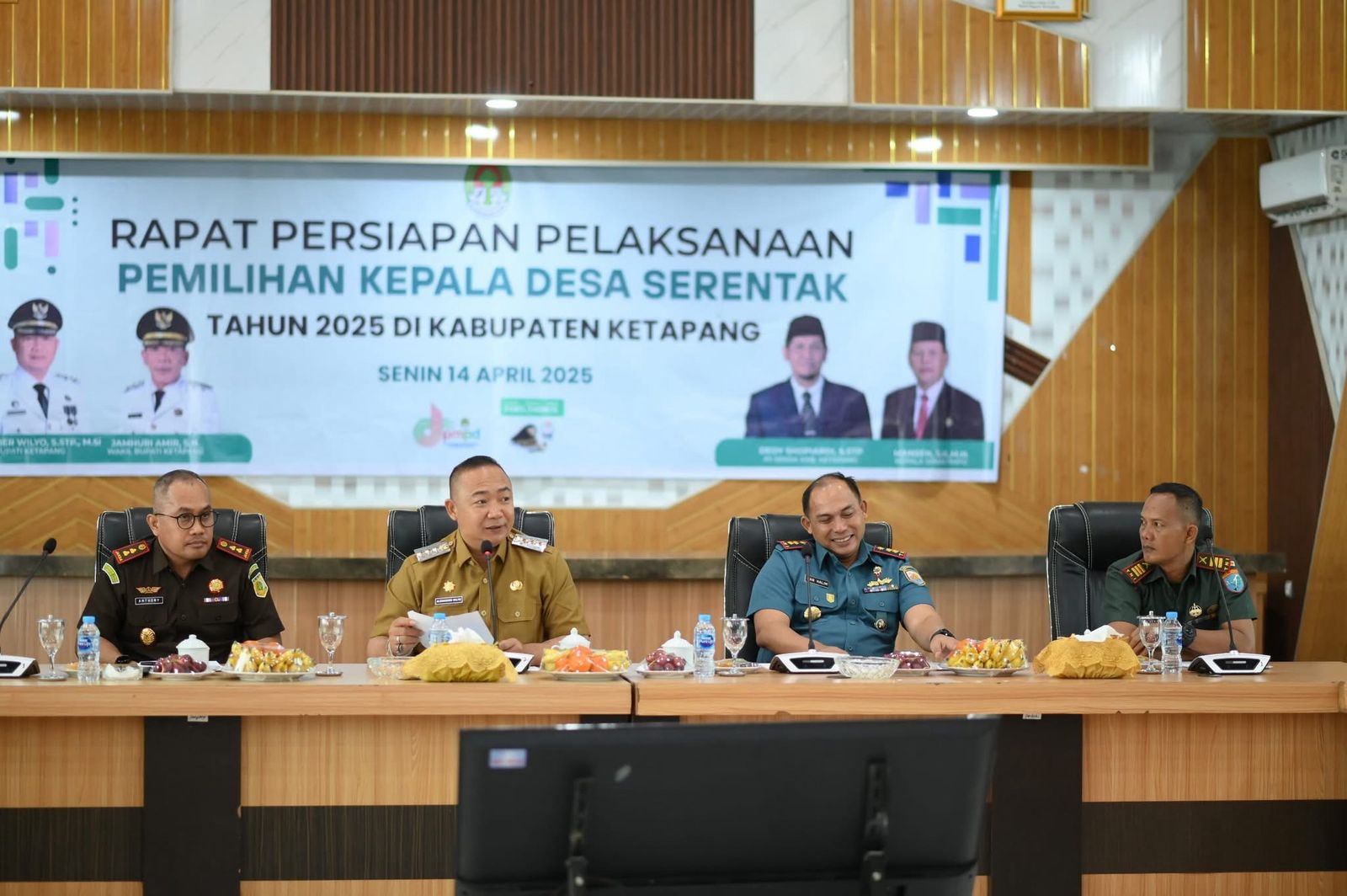 RAPAT PERSIAPAN: Bupati Ketapang, Alexander Wilyo memimpin rapat persiapan pelaksanaan Pilkades 2025 di Ruang Rapat Utama Kantor Bupati Ketapang, Senin (14/4).