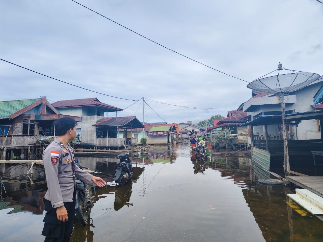 TERGENANG: Banjir yang masih merendam dua desa di Kecamatan Batang Lupar.