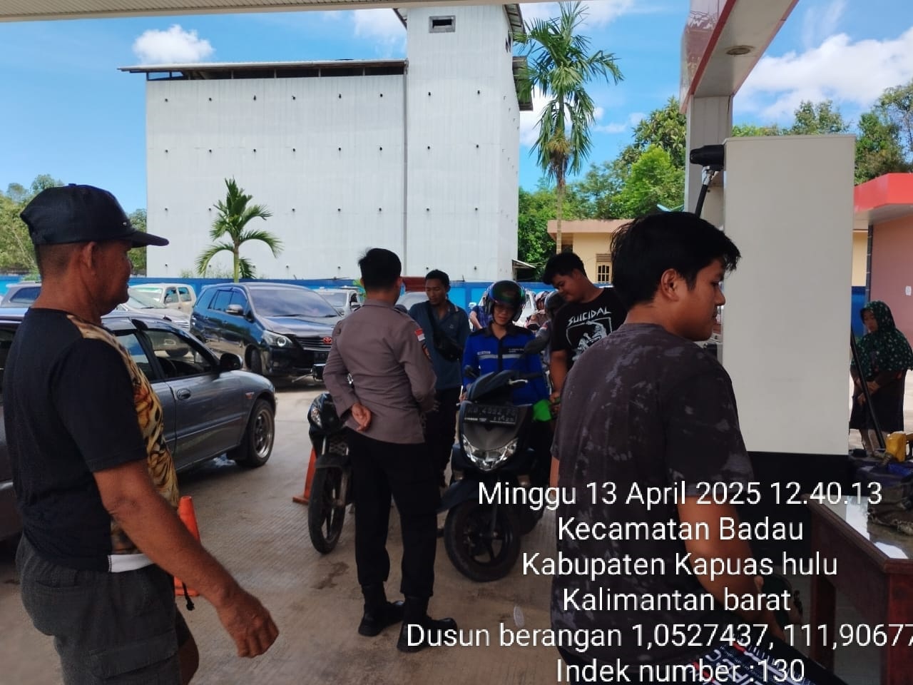 MONITORING: Pengawasan APMS di Kecamatan Badau oleh Polisi.