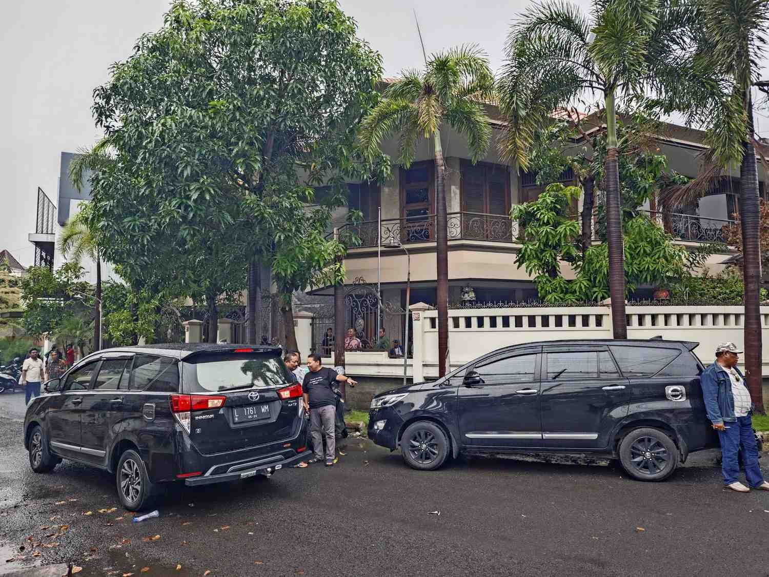 DIGELEDAH: Rumah anggota DPD La Nyalla Mahmud Mattalitti di Jalan Wisma Permai Barat, Surabaya, digeledah KPK, kemarin (14/4.