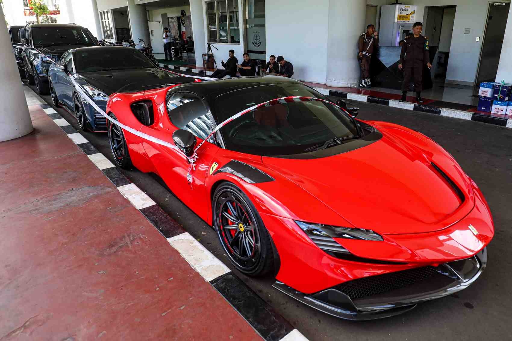 DISITA: Sejumlah mobil mewah sitaan Kejaksaan Agung terkait kasus suap di PN Jakarta Pusat terpakir di halaman Gedung Kejagung, Senin (14/4).  Selain mobil mewah, Kejagung juga menyita uang dan moge.