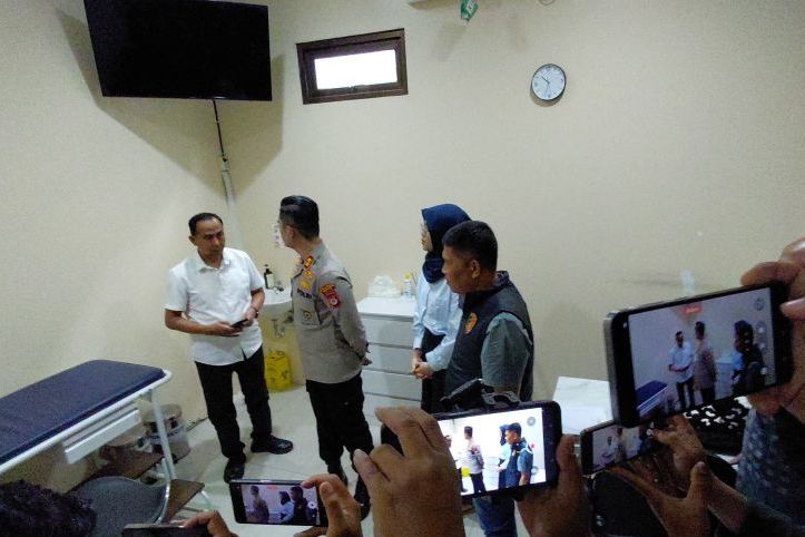 Polisi melakukan penyelidikan dengan mengecek klinik kesehatan di wilayah perkotaan Kabupaten Garut, Jawa Barat, Selasa (15/4/2025).