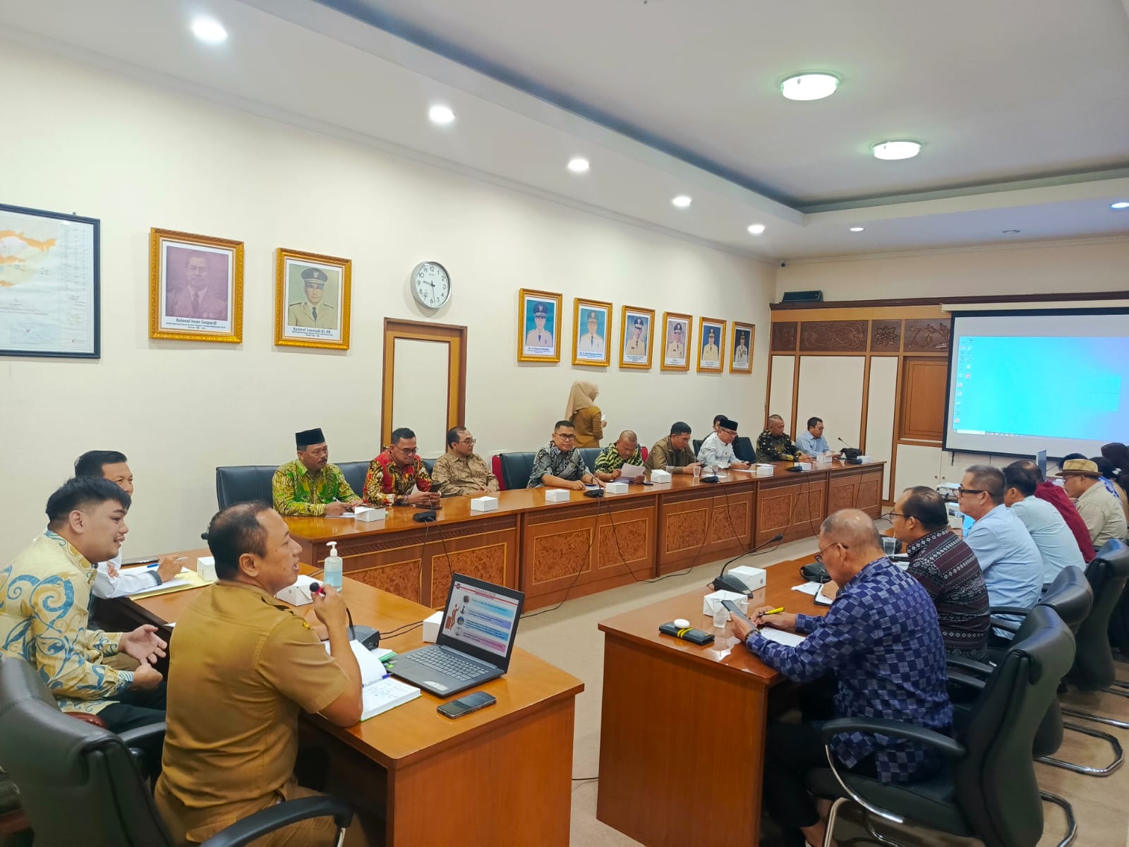 KONSULTASI : DPRD Konsultasikan LKPj Bupati Sambas TA 2024 ke Biro Pemerintahan Pemprov Kalbar.