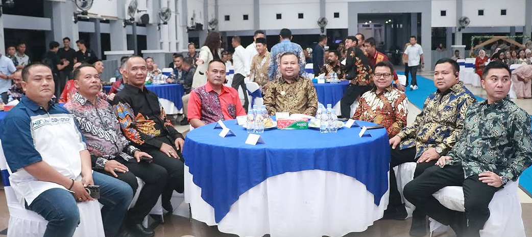 PENGHARGAAN : Bupati Melawi menyampaikan penghargaan atas kontribusi AKBP Muhammad Syafii yang telah dinilai sukses menjaga sinergitas serta keamanan di wilayah Melawi.