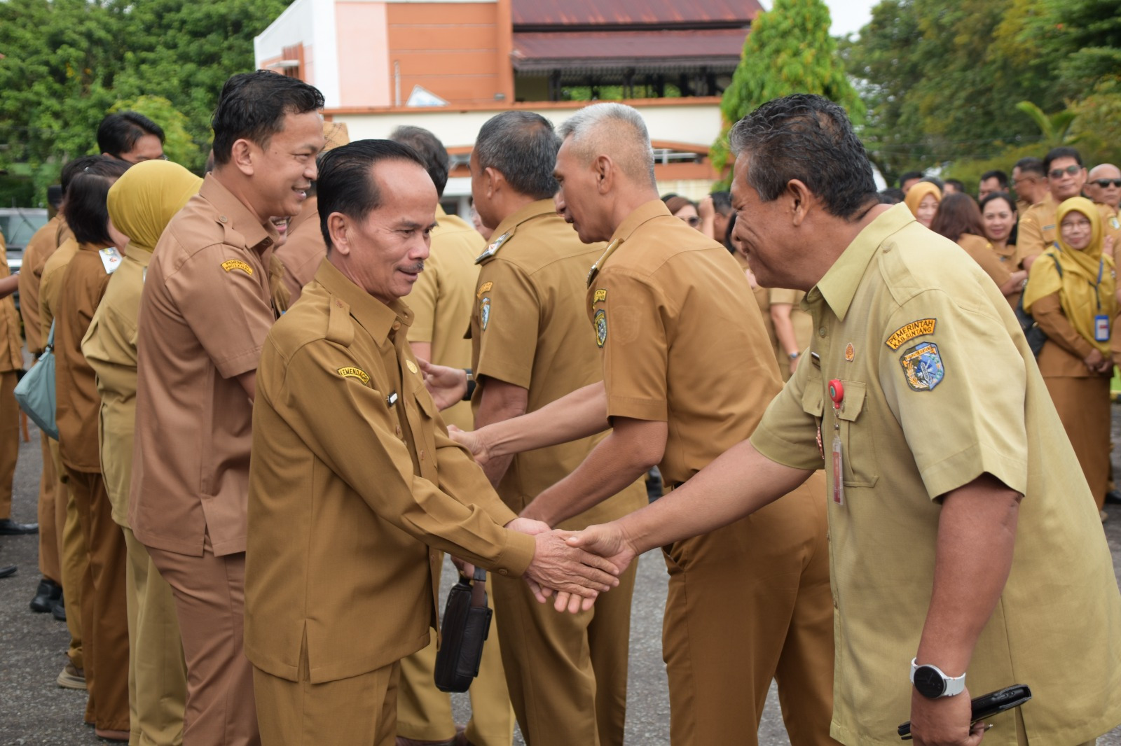 HUBUNGAN : Pemkab Sintang gelar halal bihalal untuk memperkuat hubungan antarpegawai.