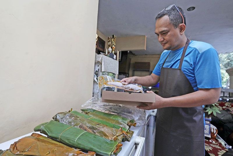 Dimas Bayu Eka mengemas produk olahan bandeng. Dia meneruskan usaha dapur ibunya yang awalnya menjual menu otak-otak bandeng.