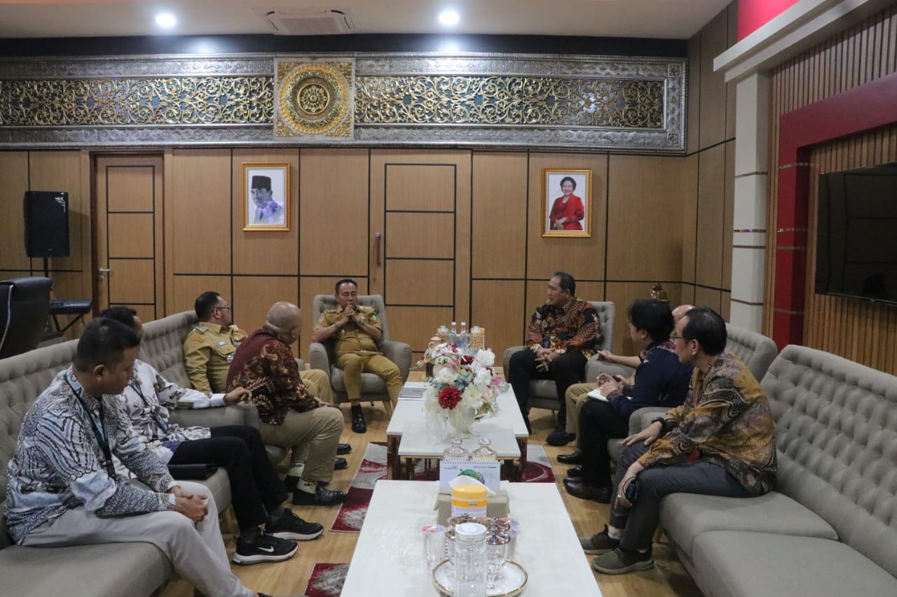 Audiensi Wagub Krisantus Kurniawan dengan  PT Telkom di ruang kerja wakil gubernur Jl A yani Pontianak(14/5/2025).