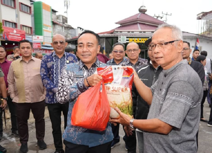 SEMBAKO: Wagub menyerahkan secara simbolis paket sembako yang dijual dengan harga lebih murah dari harga pasar.