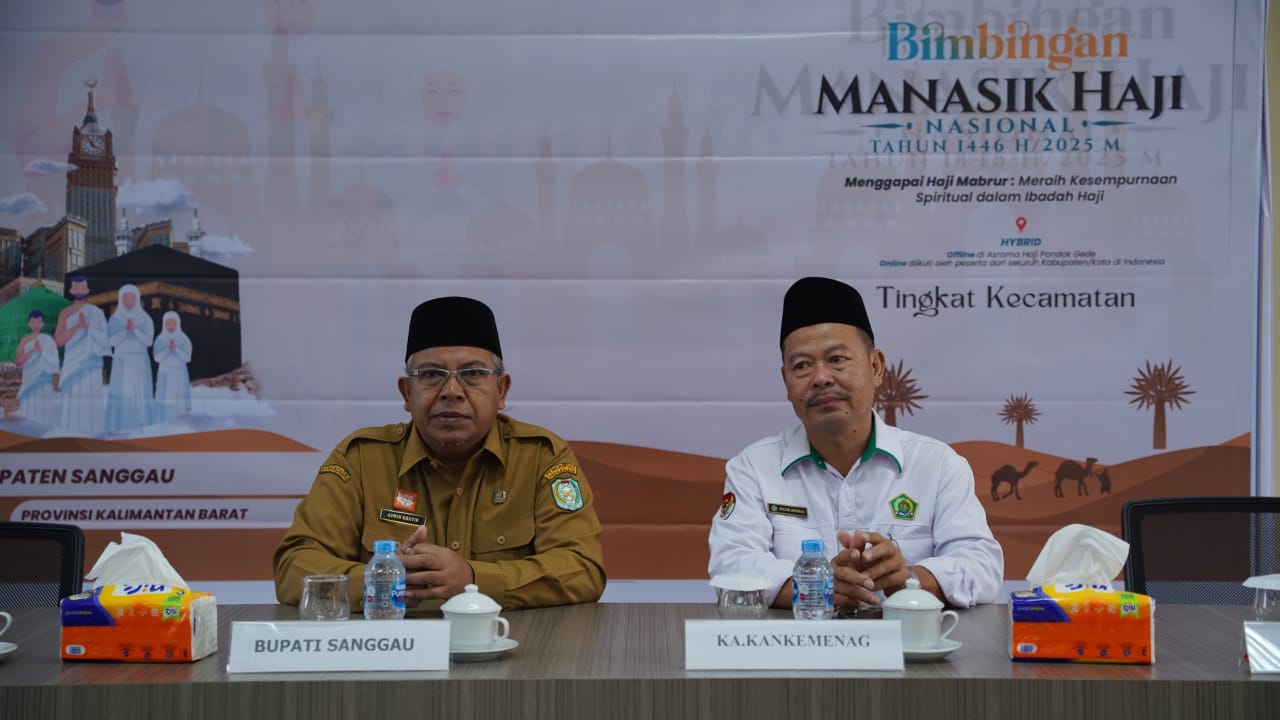 HAJI : Pj. Sekda Sanggau, Aswin Khatib didampingi Kepala Kantor Kemenag Sanggau, Anuar Akhmad saat pembukaan kegiatan manasik haji, Senin pagi.