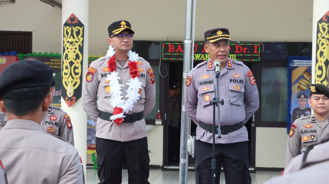 GANTI : Kepolisian Resor Sekadau menggelar acara pisah sambut Kapolres Sekadau dari pejabat lama AKBP I Nyoman Sudama kepada pejabat baru yang menggantikannya, AKBP Donny Molino Manoppo.