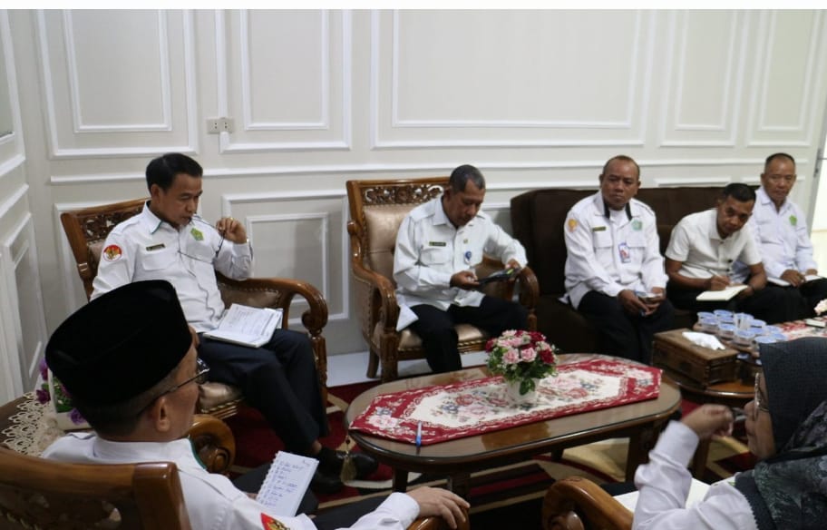 KOORDINASI : Kepala Kantor Kementerian Agama (Kemenag) Kota Singkawang, H. Muhlis, menggelar rapat koordinasi unsur pimpinan pada Senin (14/04) di ruang kerjanya.