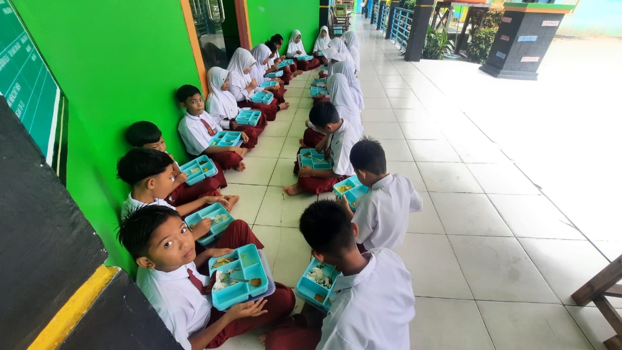 MBG: Program Makan Bergizi Gratis (MBG) resmi berjalan di dua Sekolah Dasar dan satu taman Kanak-kanak ( TK ) di Kecamatan Sukadana.