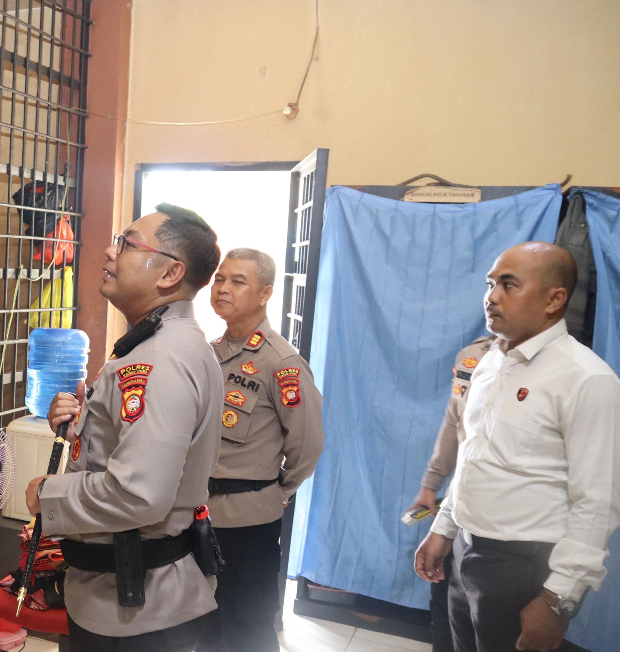 RUANG TAHANAN: Kapolres Kayong Utara, AKBP Adi Prabowo, melakukan pengecekan langsung terhadap ruang tahanan.