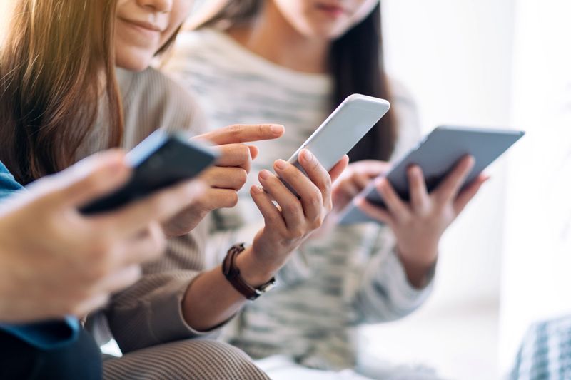 Ilustrasi remaja yang mengakses media sosial rentan terdampak cyberbullying.