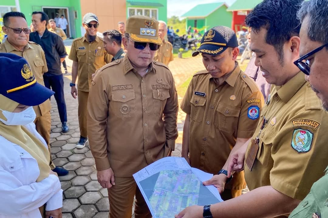 SURVEI : Bupati Kubu Raya, Sujiwo bersama sejumlah kepala OPD Pemprov Kalbar dan Pemkab Kubu Raya melakukan survei awal lokasi pembangunan Sekolah Rakyat di Jalan Parit Derabak, Kecamatan Sungai Raya.