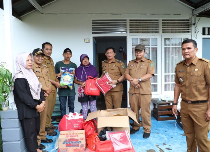 SINGKAWANG &mdash; Badan Penanggulangan Bencana Daerah (BPBD) bersama Dinas Sosial Kota Singkawang menyalurkan bantuan kepada Jamilah, warga yang rumahnya hangus terbakar pada Senin (14/4) dini hari. Kebaka