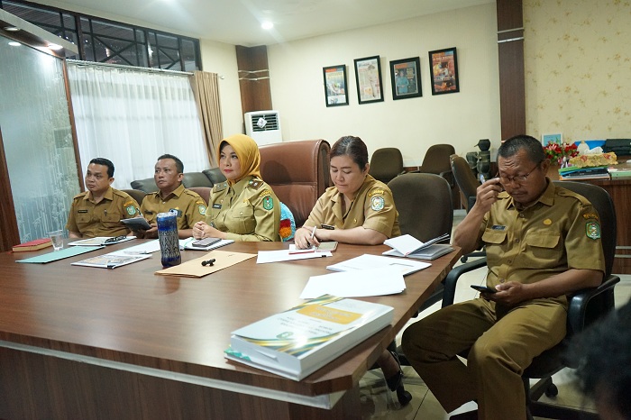 RAPAT: Kepala Disporapar Kalbar, Windy Prihastari saat mengikuti rapat persiapan pelaksanaan Borneo Games yang digelar secara daring, Selasa (15/4).