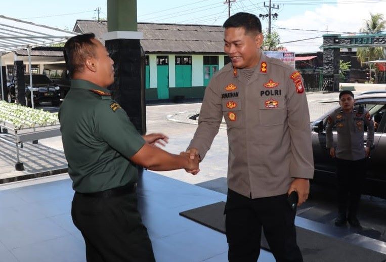 KUNJUNGAN : Dandim Letkol Inf Benu Supriyantoko saat menerima kunjungan Kapolres Mempawah AKBP Jonathan David.