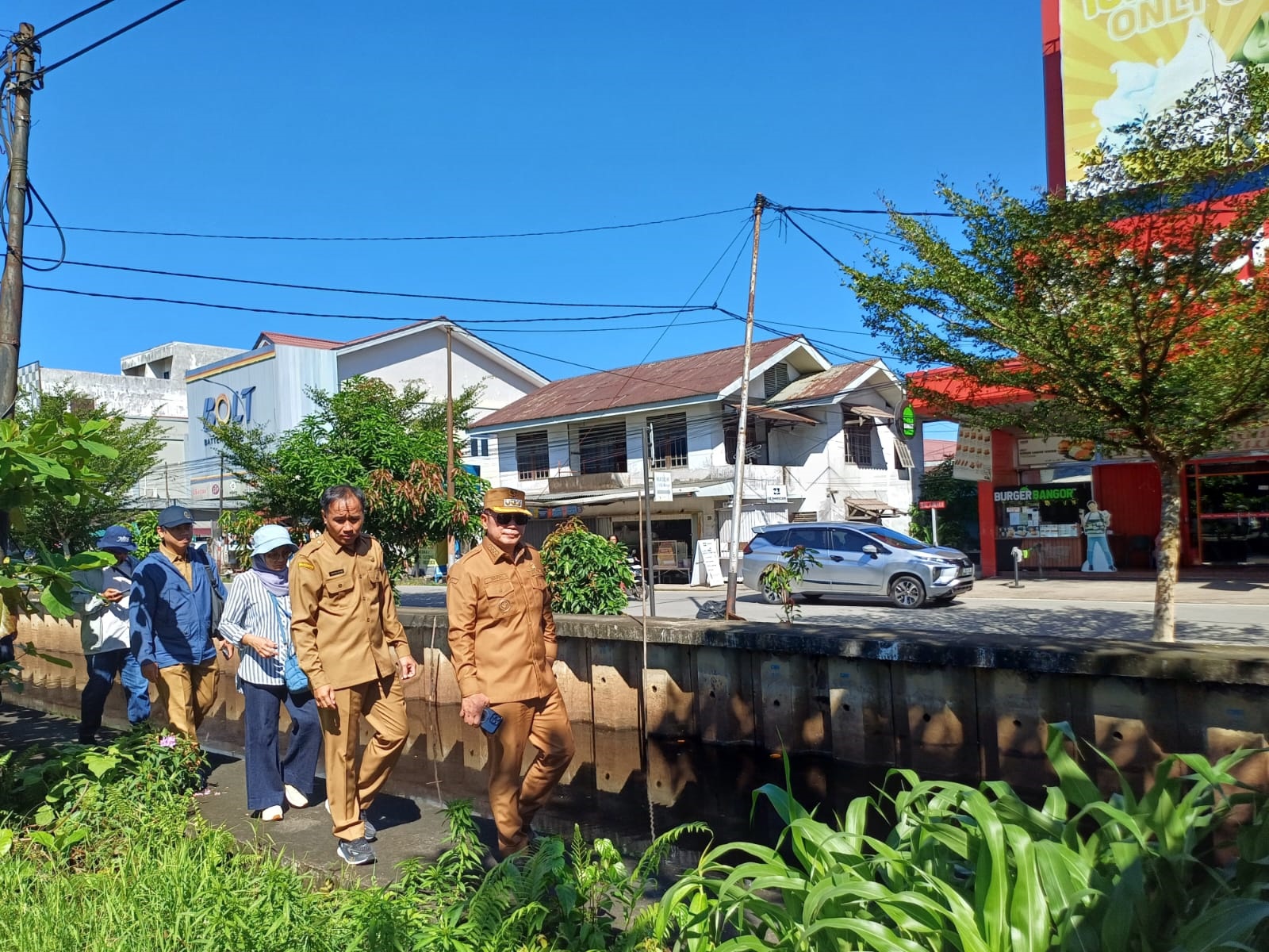 TINJAU: Bupati Kubu Raya saat meninjau jalan berlubang di Sungai Raya Dalam pada Selasa (15/4).