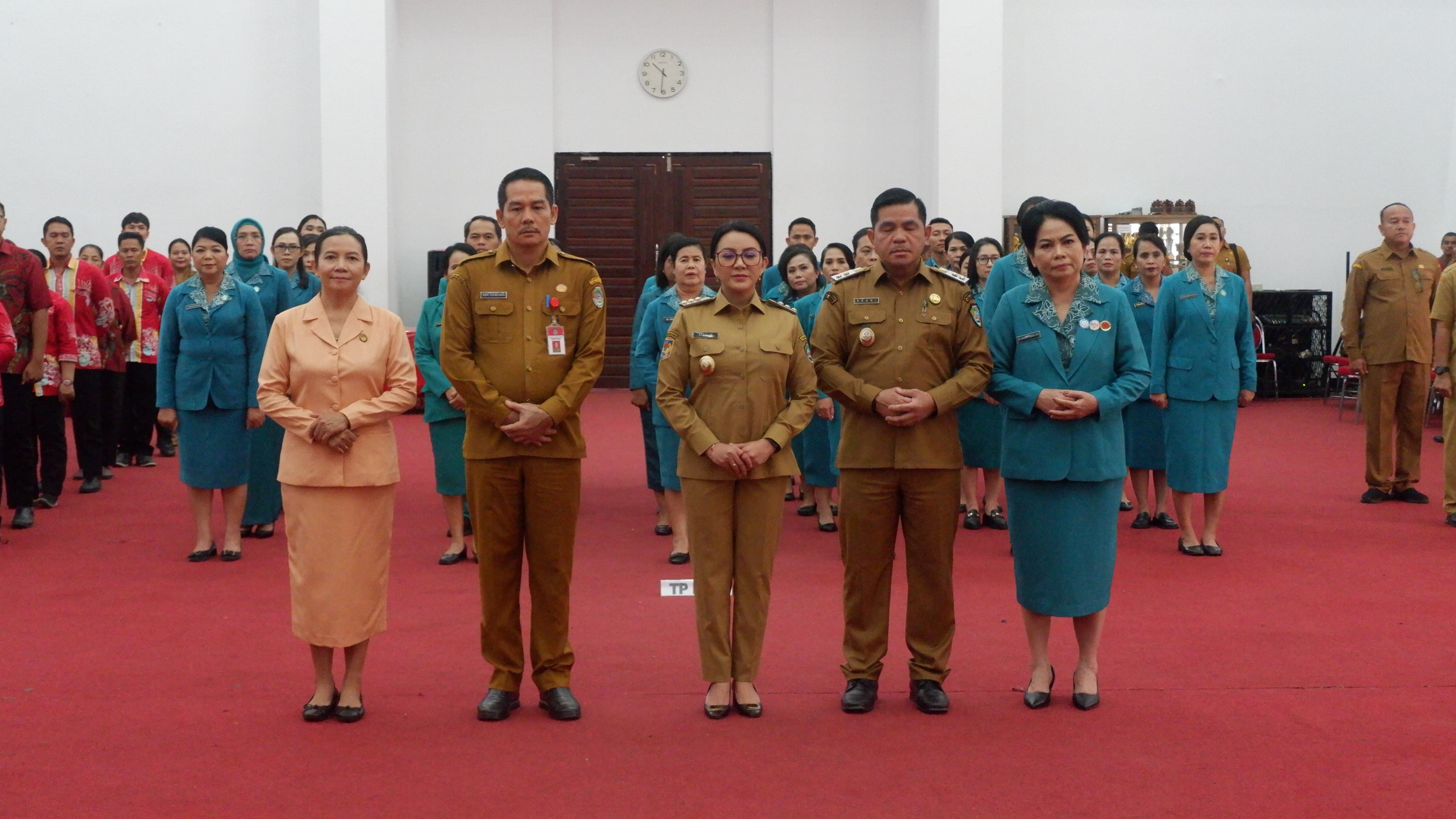 DIABADIKAN: Bupati Landak Lantik Ketua TP PKK, TP Posyandu, dan Dekranasda Kabupaten Landak berfoto bersama Selasa (15/4).