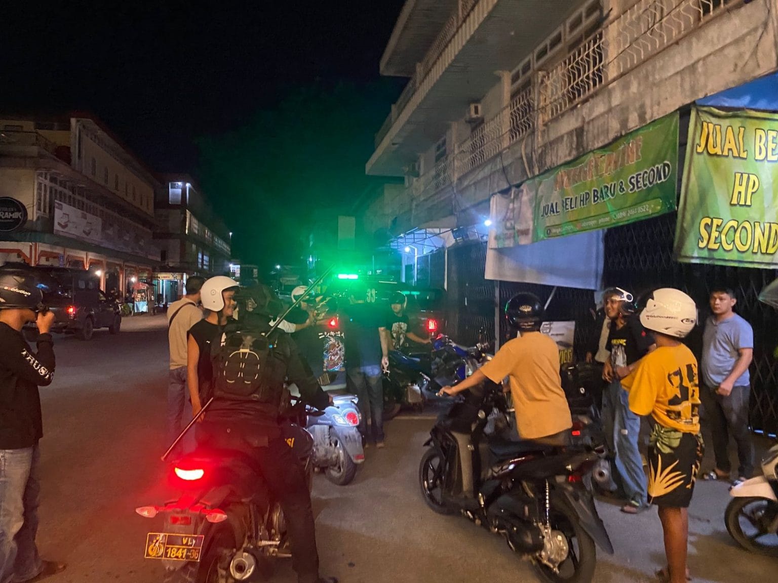 PATROLI: Tim Patroli Perintis Presisi dari Satuan Samapta Polres Singkawang melaksanakan patroli malam.