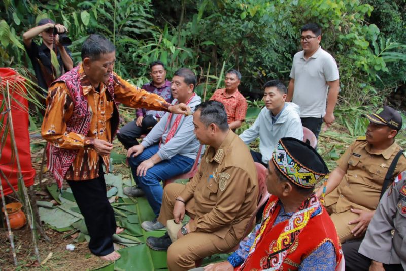 UPACARA: Ritual adat persiapan pembangunan PLTMh di Kecamatan Tujuh Belas, Kabupaten Bengkayang (ANTARA/Narwati)
