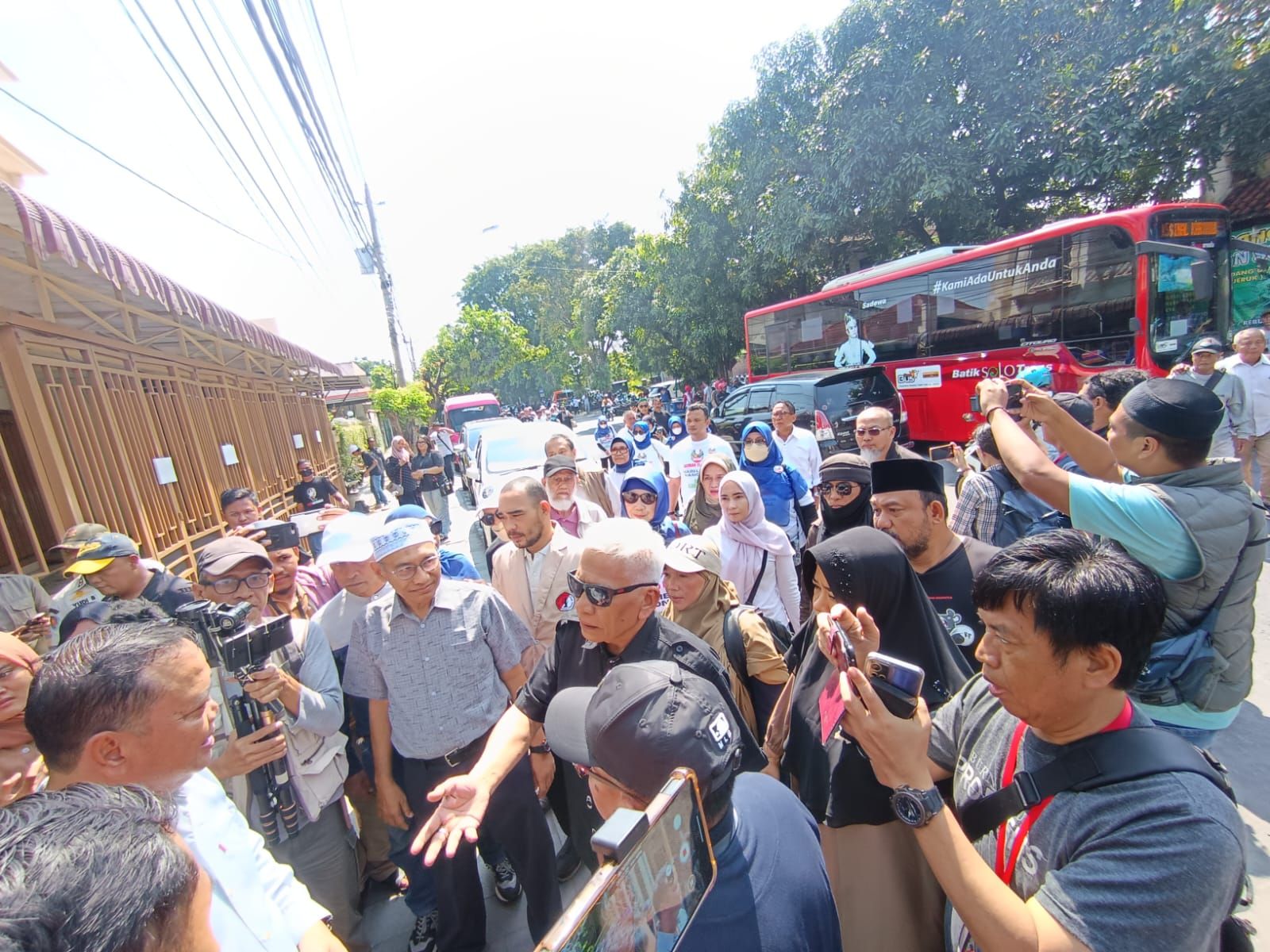 Para aktivis mulai datang ke rumah Jokowi di Kelurahan Sumber, Banjarsari, Solo.