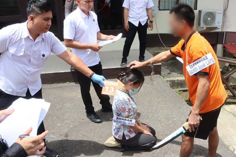 Polres Sekadau melakukan reka ulang 16 adegan penganiayaan berat yang dilakukan seorang suami berinisial SH (36) yang mengakibatkan sang istri (MR (33) pada Rabu (16/4).