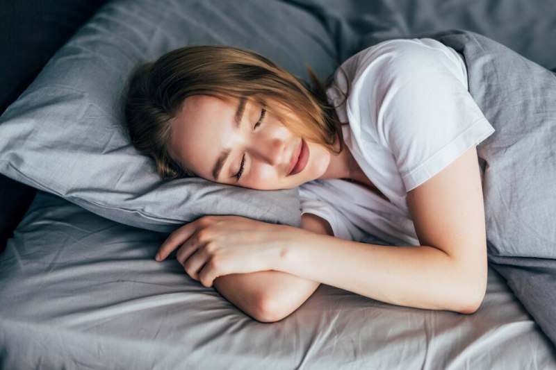 Ilustrasi bantal yang nyaman dipakai untuk tidur.