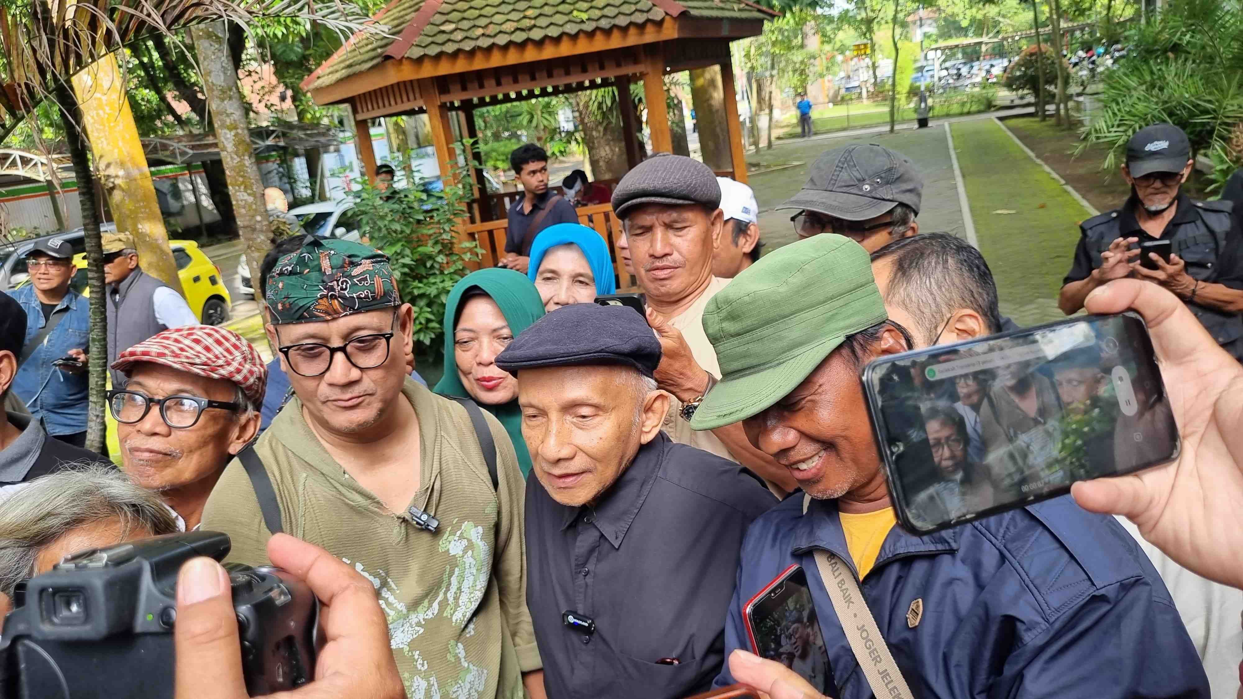 DATANGI UGM: Mantan Ketua MPR Amien Rais bersama Tim Pembela Ulama dan Aktivis (TPUA) mendatangi Fakultas Kehutanan UGM, Jogjakarta, kemarin (15/4). Amin Rais menuding Ijazah Joko Widodo adalah palsu.